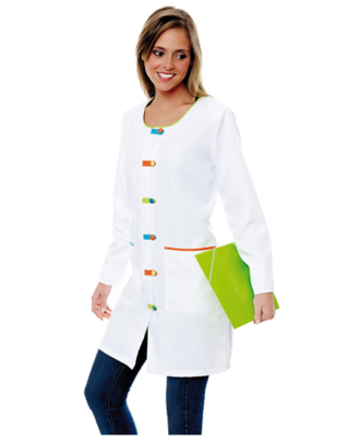 Bata de profesora blanca con botones de colores diseñado por Tot Bata