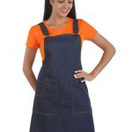 Mujer con delantal y camiseta naranja de Tot Bata, tienda de ropa de trabajo en Barcelona y online