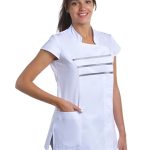 Casaca blanca de señora con tres tiras de raso gris cruzando el pecho.