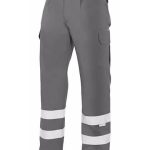 Pantalón multibolsillos con cintas reflectantes en el bajo de las piernas.