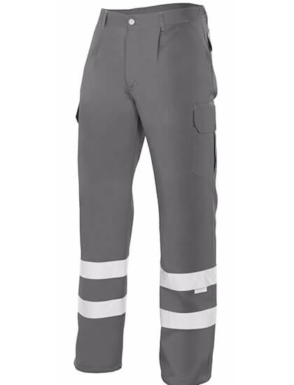 Pantalón multibolsillos con cintas reflectantes en el bajo de las piernas.
