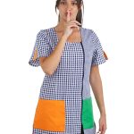 Cacaca Sra. manga corta en cuadros azules y blancos y bolsillos de colores.