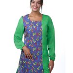 Bata profesora de manga larga en color verde combinada con estampado de números.