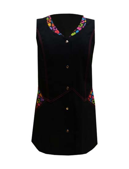 Casaca negra con estampado en cuello y bolsillos.