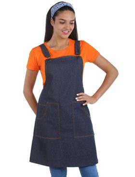 Mujer con delantal y camiseta naranja de Tot Bata, tienda de ropa de trabajo en Barcelona y online