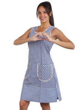 Mujer con playera de cuadrados azules y blancos, ropa de trabajo de Tot Bata.